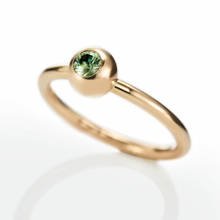 Bola Ring mit Demantoid in der Kugel gefasst von 1797 by Jasper bei Juwelier Jasper in Lippstadt